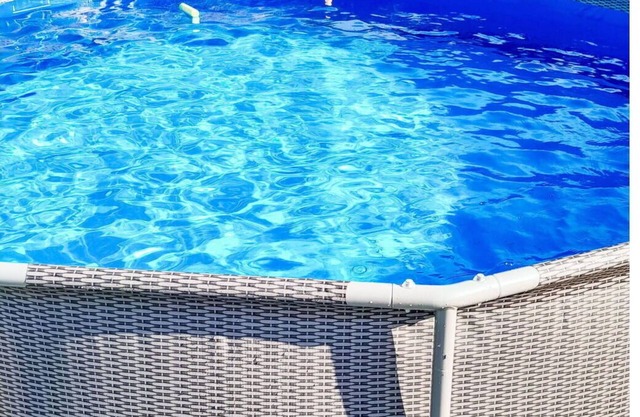 Stunning private villa for 9 guests with private pool, WIFI, TV, patio, pets allowed and parking