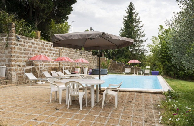 Stunning private villa for 17 people with WIFI, private pool, TV, patio and pets allowed