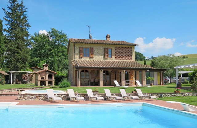 Stunning private villa with A/C, WIFI, hot tub, private pool, TV, patio and pets allowed
