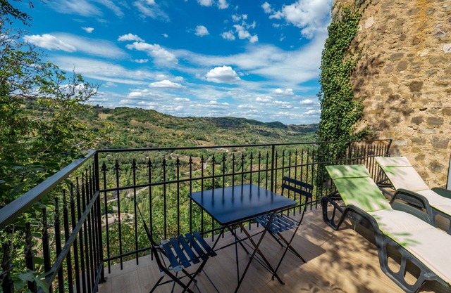 Stunning private villa for 4 guests with hot tub, WIFI, A/C, TV, terrace and panoramic view