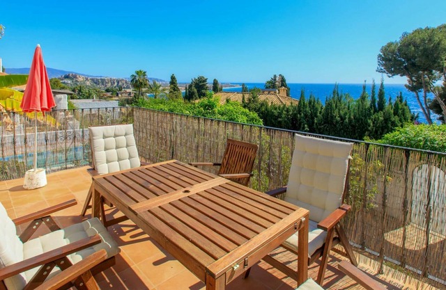 Stunning private villa for 6 guests with WIFI, A/C, TV, terrace, pets allowed and parking