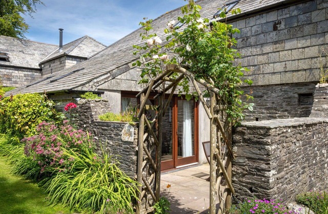 Stunning private villa for 5 guests with WIFI, hot tub, patio and pets allowed