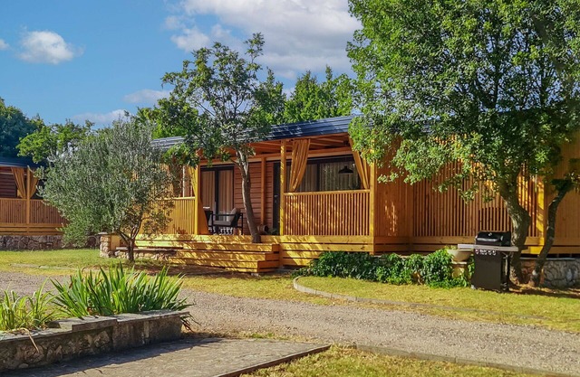 Stunning private villa for 5 people with WIFI, hot tub, pool, A/C, TV, terrace and pets allowed