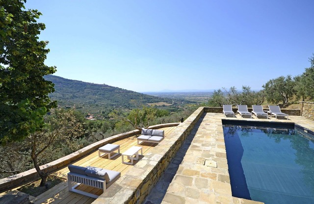 Stunning private villa for 8 people with private pool, A/C, WIFI, TV, patio and panoramic view