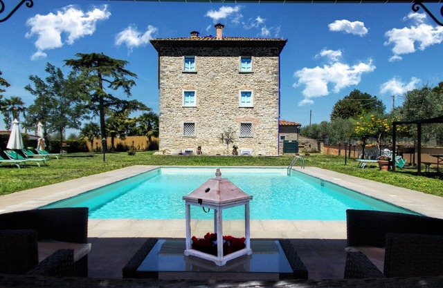 Stunning private villa for 20 people with A/C, private pool, WIFI, TV, veranda and pets allowed
