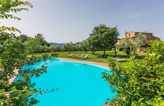 Stunning private villa for 22 guests with WIFI, private pool, patio and pets allowed