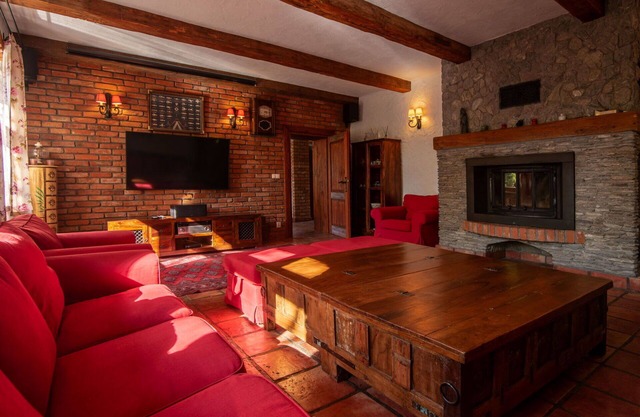 Stunning private villa with WIFI, hot tub, TV, terrace, pets allowed and panoramic view