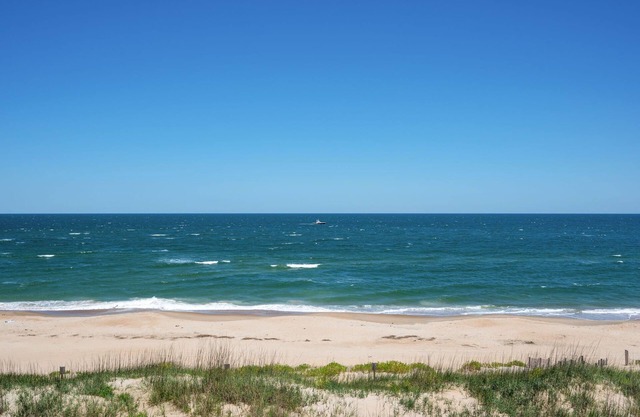 Stunning PUP - Friendly Beachfront - Top Floor End Unit with Spectacular Views!