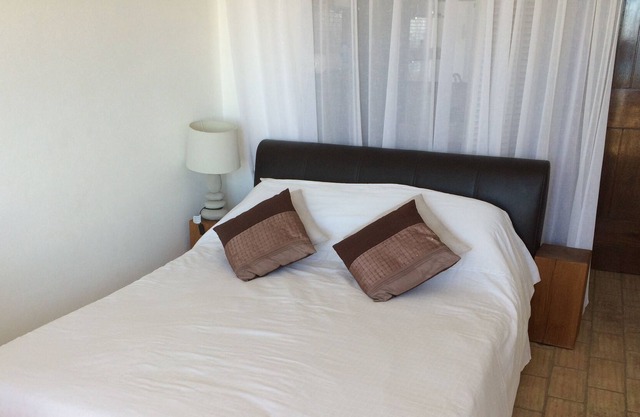 Stunning sea-facing studio flat, ideal for couples.