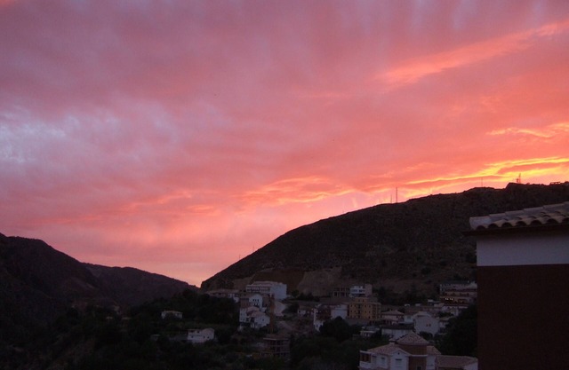 Stunning uninterrupted lake views -Ideal for Granada/Ski. Free wifi and parking