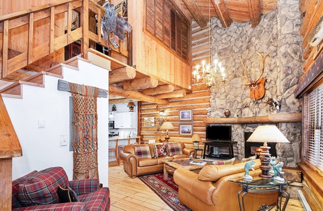 Stunning Vail Log Cabin on Creek, Free Shuttle Access, Minutes to Slopes, Shops