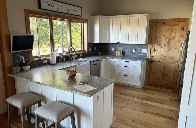 Stunning views and tranquil country feel just ten min from U of O and Autzen!