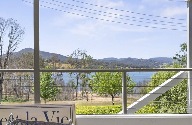 Stunning Views at Goughs Bay – Boating, Skiing, Trails & Wineries await!