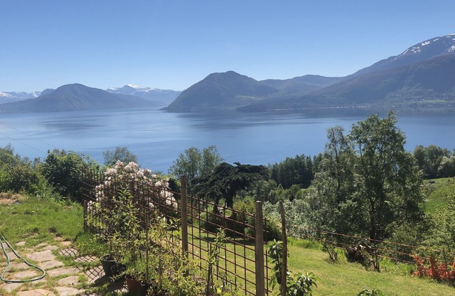 Stunning views to the mountains and sea, sleeps 6people.