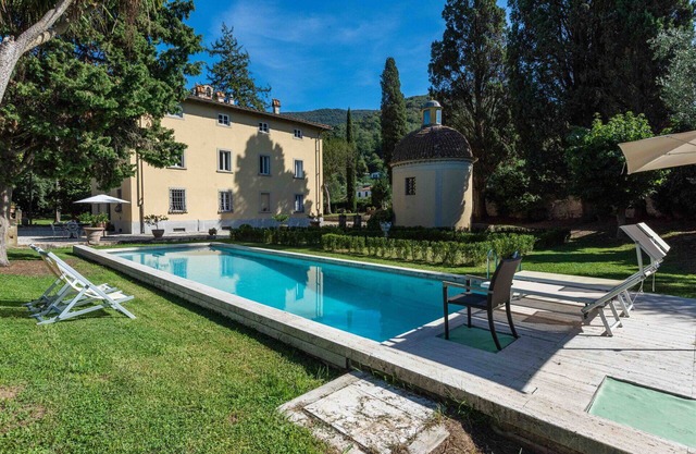 Stunning villa for 6 people with WIFI, A/C, hot tub, private pool and TV