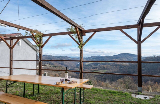 Stunning villa for 7 people with hot tub, WIFI, TV, patio, pets allowed and panoramic view