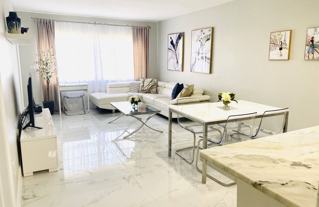 Stylish 1BR 1.5BA Condo 1Block to Aventura Mall+ Parking