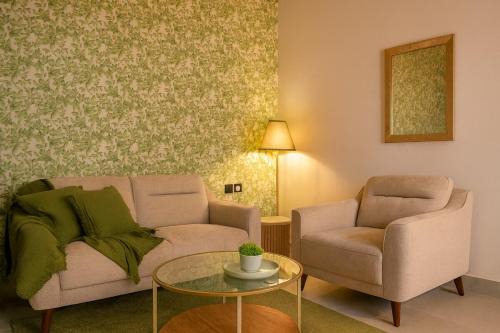 Stylish 1BR near Airport 65 inch Smart TV Smart Lock Free Parking