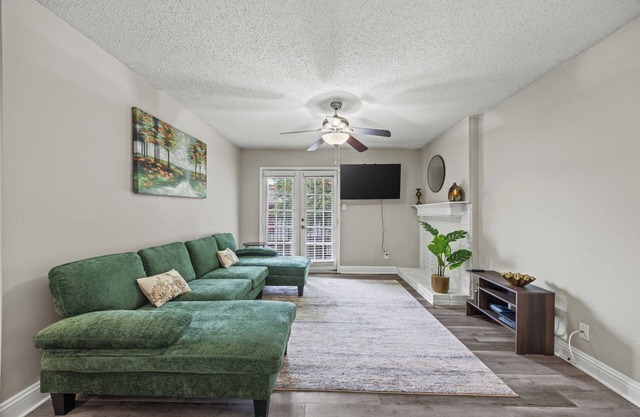 Stylish 1BR + pool Walk to Bars & Bites in the heart of Addison