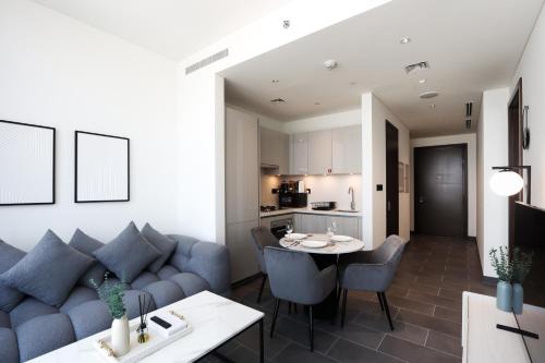 Stylish 1BR with Skyline Views Sobha Crest, Hartland