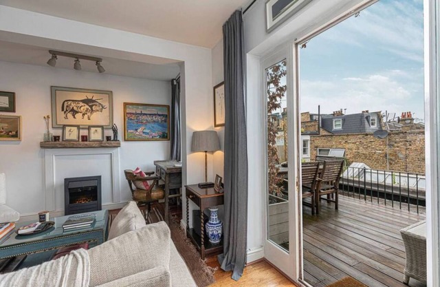Stylish 2-bed flat w/terrace near Battersea Park