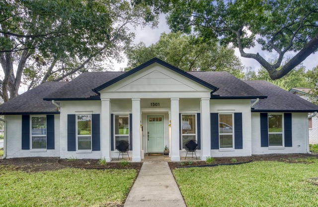 ★ Stylish 2BR Ranch in N. Central Austin ★ Stock Pool ★ Parking
