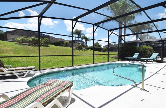 Stylish 3 bed/2.5 bath pool home, games room + arcade games, 12 miles to Disney!