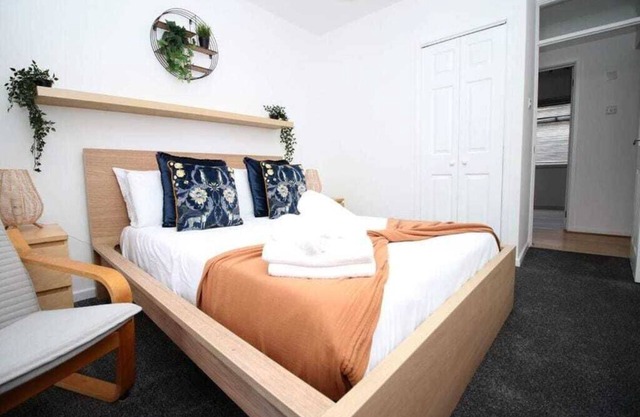 Stylish 3 Bed Flat with Parking