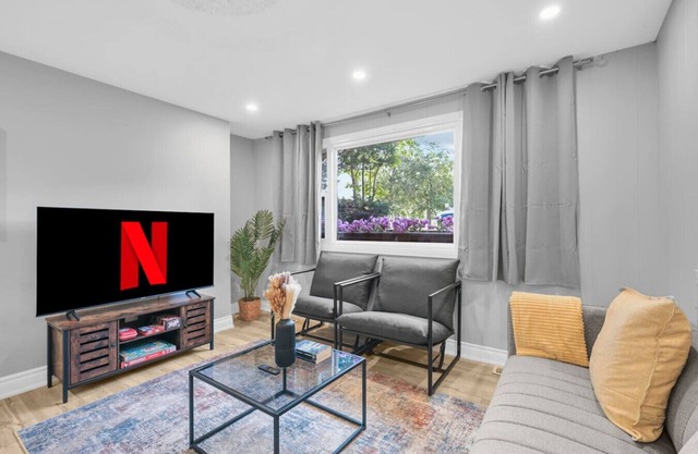 Stylish 3 BR Apt w/Free Parking, Wifi & Patio
