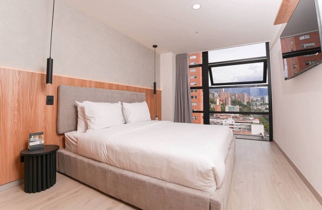 Stylish 3BR Apt in El Poblado w/Jacuzzi & Cowork