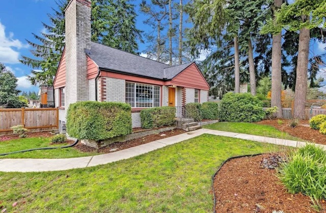 Stylish 3BR Home in West Seattle w/Fenced Yard