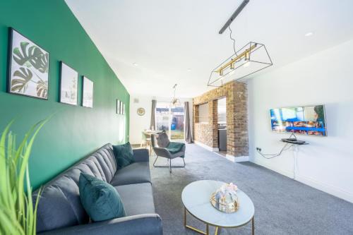 Stylish 3BR Home, Sleeps 5, Contractor Deal -Friendly, Near M25, Free Parking