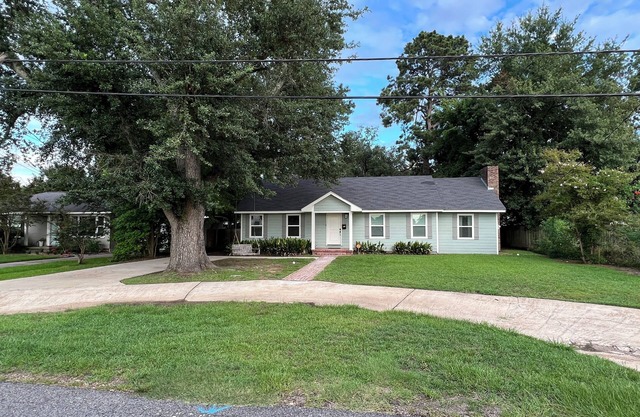 Stylish 3BR in Garden District near parks, river views, Neville High, and ULM.