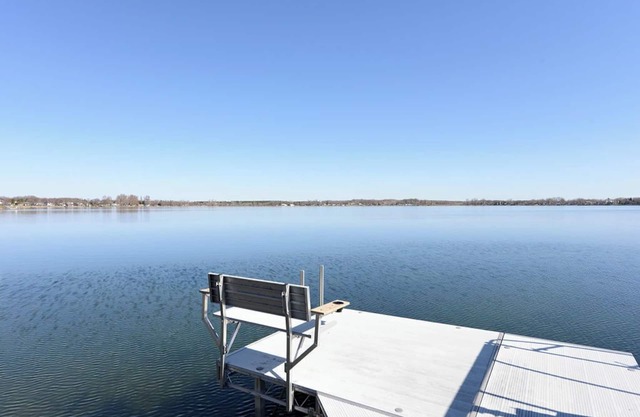 Stylish 4-bedroom cabin with AC, WiFi & boat rental available!