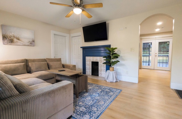 Stylish 40s era, Modern Comforts 3br Home. MTR/Family Friendly. 25 min to ATL