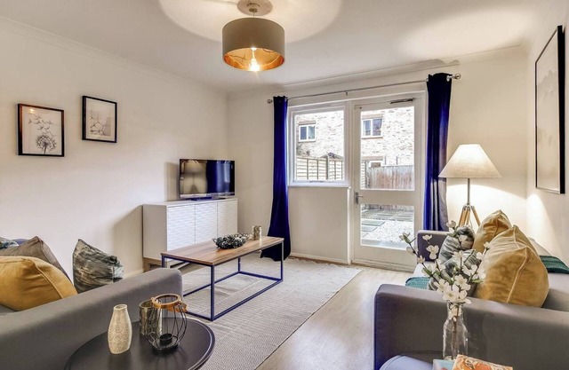 Stylish 4BD Home with Garden Near Kennington