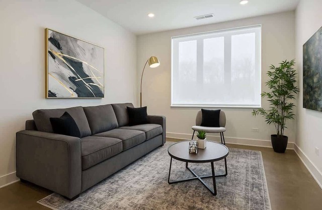 Stylish 4BR South Loop Home State 23-202