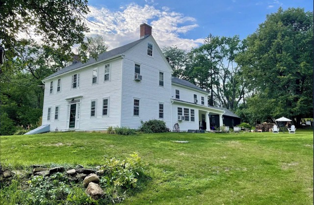 Stylish 5 bed/5 bath Hilltop Manor + Cottage - Amazing location! 4mi Tanglewood