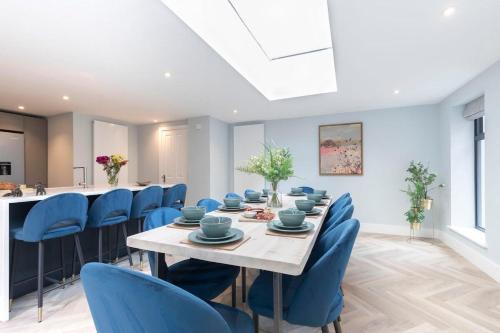 Stylish 5 Bedroom 4 Bathroom Townhouse