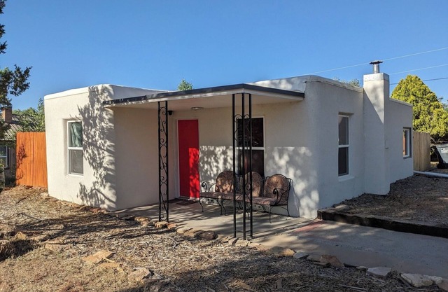 Stylish Adobe house, private yard & parking in downtown Cortez