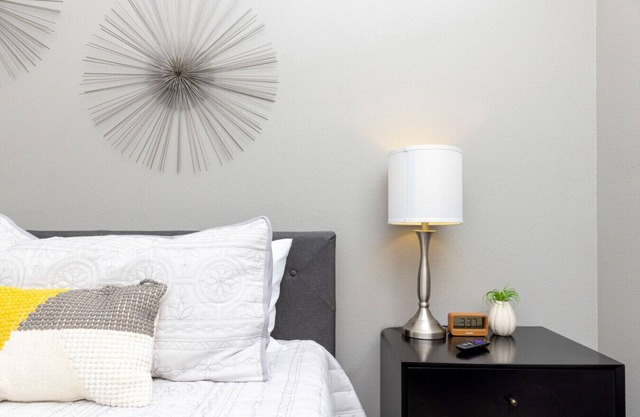 Stylish Apt | King Bed + Parking + Family Friendly