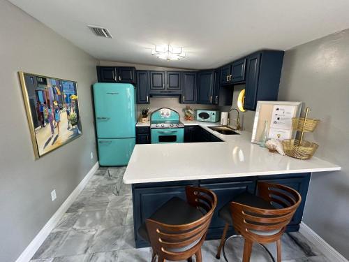 Stylish Bungalow Near Dining, Parks & Entertainment