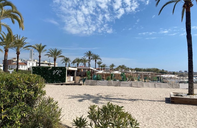 Stylish comfortable apartment just 250m from harbour & beaches