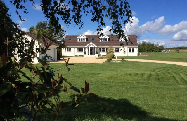 Stylish Contemporary 5 bed , 4 bathrooms house near Shaftesbury gated entry