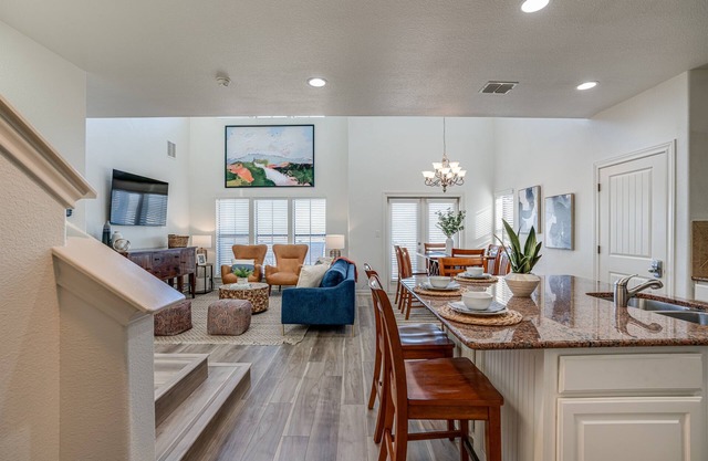 Stylish Condo on Golf Course, King Suite, Pool
