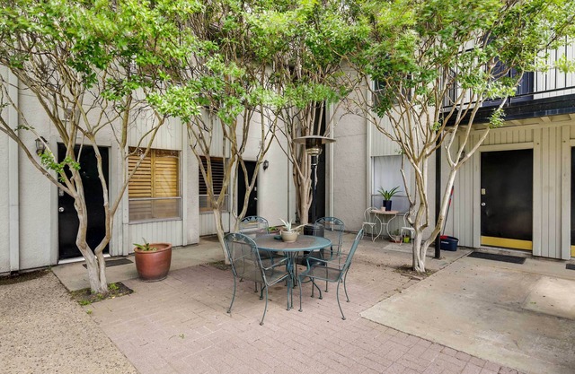 Stylish Condo w/Pool in Knox Henderson!