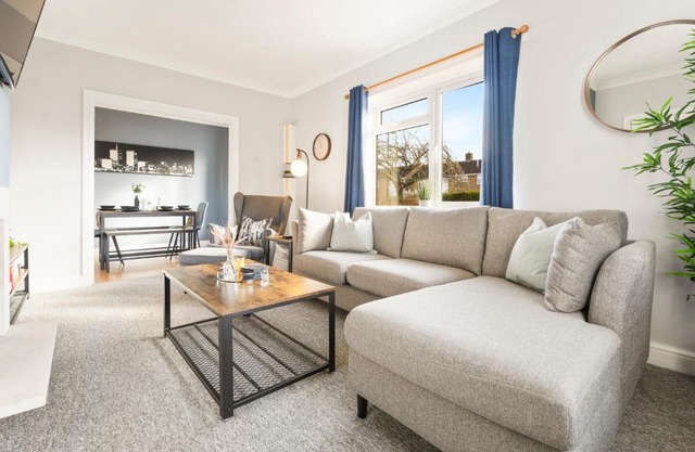 Stylish & Convenient 4BR House w/Garden & Parking