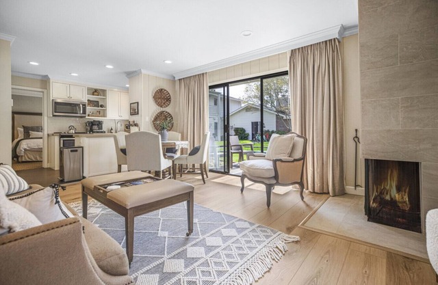 Stylish Cottage w/Kitchen + Pool Access