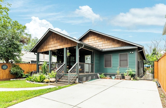 Stylish dog-friendly home minutes from downtown with central AC & washer/dryer