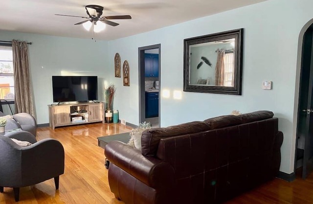 Stylish Farmhouse Retreat|3Bedroom Rustic Elegance